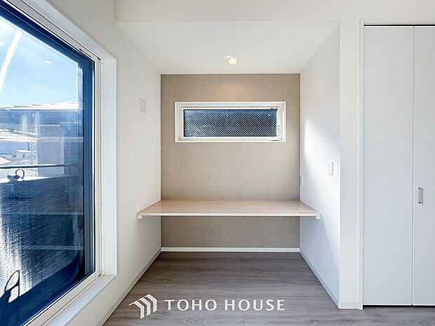 明るく開放的な空間が広がるLDK。室内には豊かな陽光が注ぎ込み、爽やかな住空間を演出。