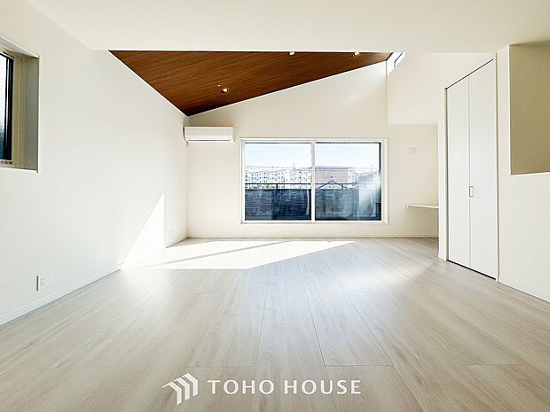 太陽の恵みを一気に受けた明るくあたたかいお住まい。吹きぬける風を感じながら爽やかで風通しの良い暮らし。