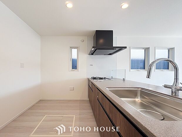 機能的で使い勝手のよさそうなキッチン。明るく清潔感があります。