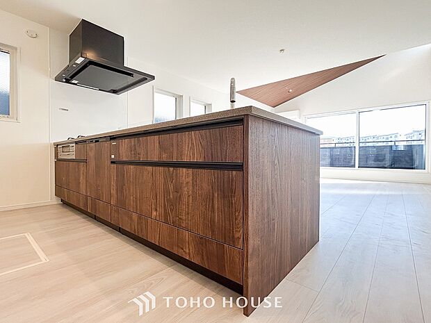 明るい自然光が入る対面キッチン。家族そろってキッチンに立っても調理がしやすい余裕の広さ。