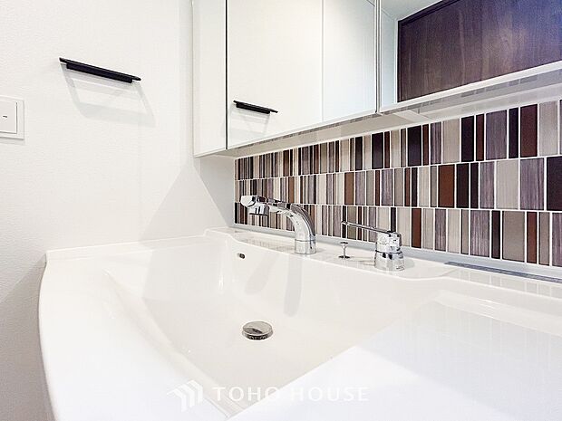 洗面台・洗面所パウダールームはナチュラルな雰囲気で清潔な印象。