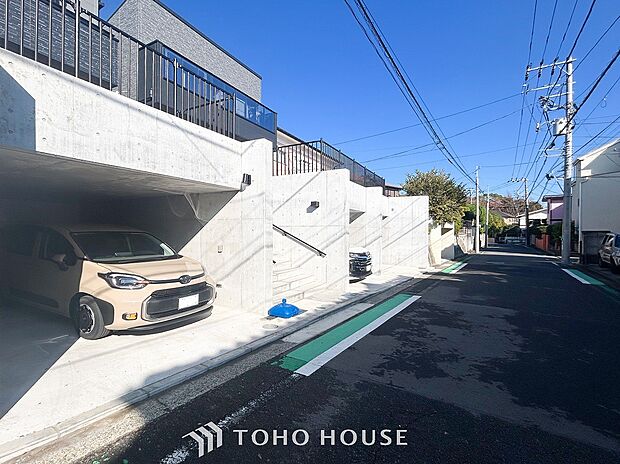 前面道路含む現地写真『快適』は「家」と「街」と「環境」が調和した時に訪れるだと改めて感じさせてくれます。