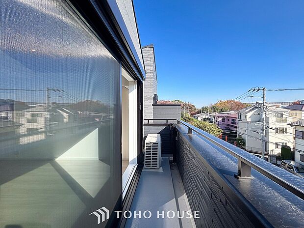 陽光とそよ風に触れることができるバルコニー。