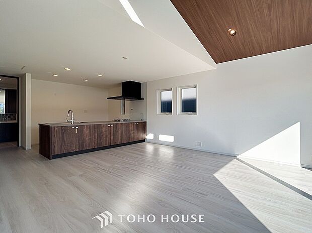 家族と過ごすひと時を溢れる光が優しく包み込むリビングダイニング。