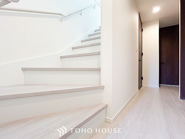 パブリックゾーンとプライベートゾーン繋ぐ階段。豊かな陽光が注ぎ込み、爽やかな住空間を演出。