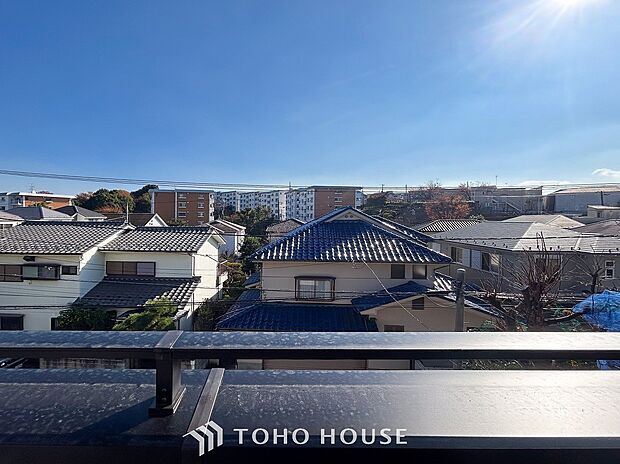 豊かな眺望にふさわしい空間には、通風・採光にも優れ、心地よい光と風があふれています。