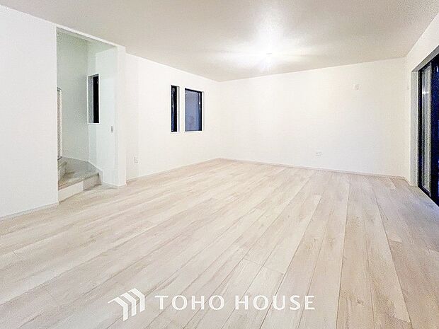 明るく開放的な空間が広がるLDK。室内には豊かな陽光が注ぎ込み、爽やかな住空間を演出。