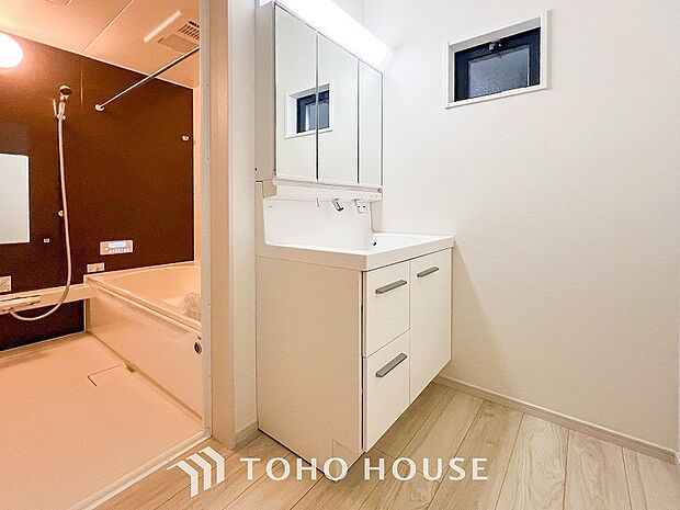 洗面台・洗面所パウダールームはナチュラルな雰囲気で清潔な印象。