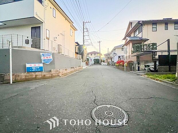 前面道路含む現地写真『快適』は「家」と「街」と「環境」が調和した時に訪れるだと改めて感じさせてくれます。