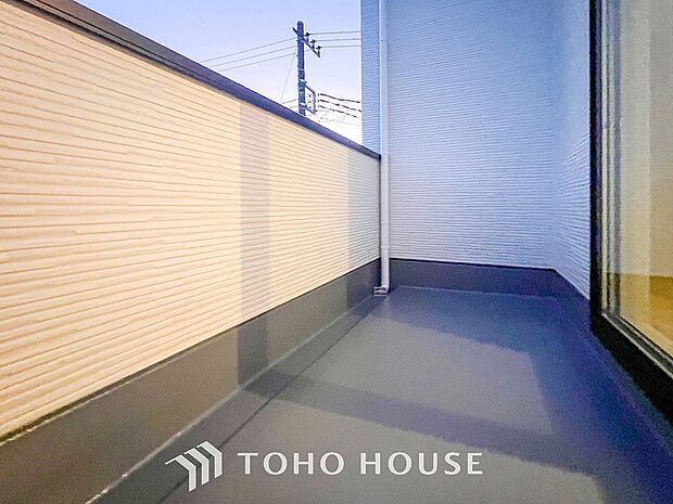 暮らしの中で光と風を演出してくれるバルコニー。