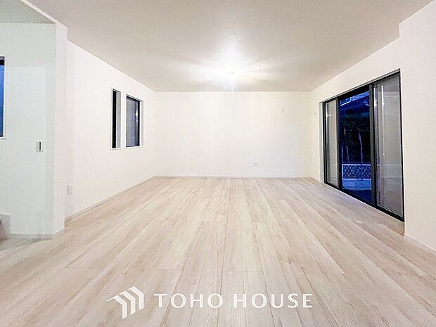 ご家族みんながゆったり寛げる広々リビング。上質な時間を育む暮らしのメインステージです。