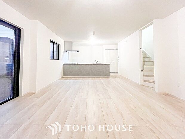 対面式キッチンのあるLDKで家族の会話が弾みます。