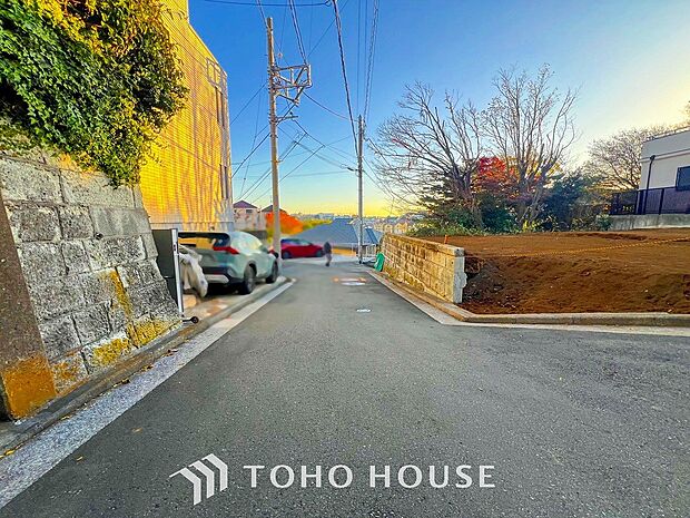 前面道路含む現地写真『快適』は「家」と「街」と「環境」が調和した時に訪れるだと改めて感じさせてくれます。