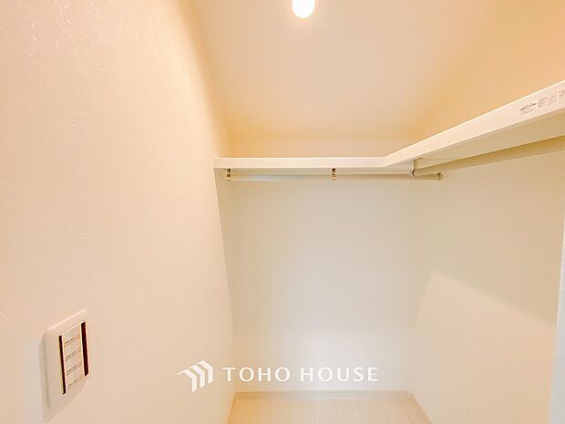 衣類だけでなく大きな荷物も収納でき、お部屋がすっきりします。