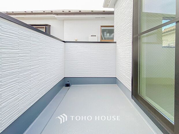 太陽の恵みをたっぷりと受けて、洗濯物も気持ちよく干せそうです。