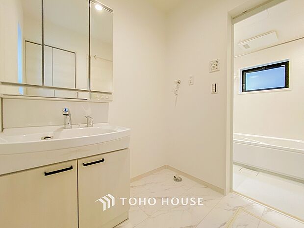 清潔感のあるカラーで統一されたプライベート空間は、身だしなみチェックや肌のお手入れに最適です。