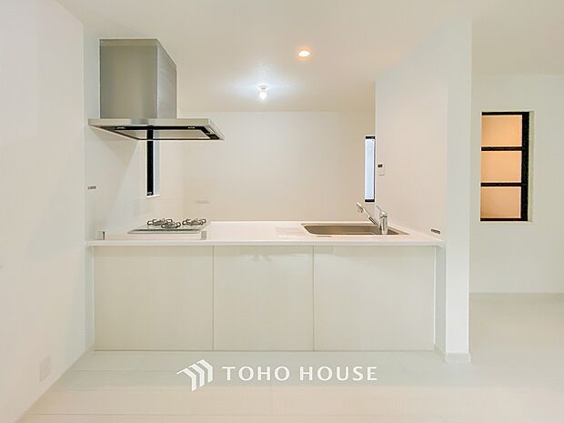 自然と家族が集う、開放感のある明るいダイニング。