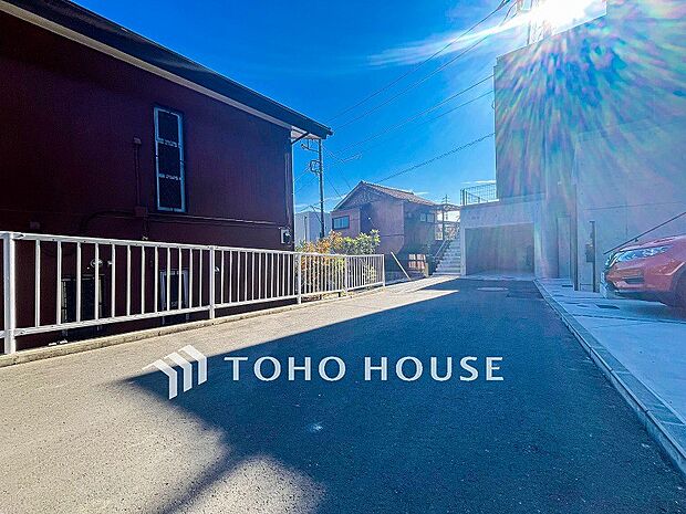 前面道路含む現地写真『快適』は「家」と「街」と「環境」が調和した時に訪れるだと改めて感じさせてくれます。