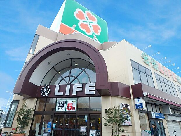 チェーン展開するお馴染みのスーパーマーケット。駐車場台数164台で、荷物の多くなる日も安心です。