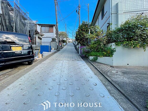 前面道路含む現地写真『快適』は「家」と「街」と「環境」が調和した時に訪れるだと改めて感じさせてくれます。