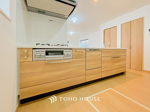 機能的で使い勝手のよさそうなキッチン。明るく清潔感があります。