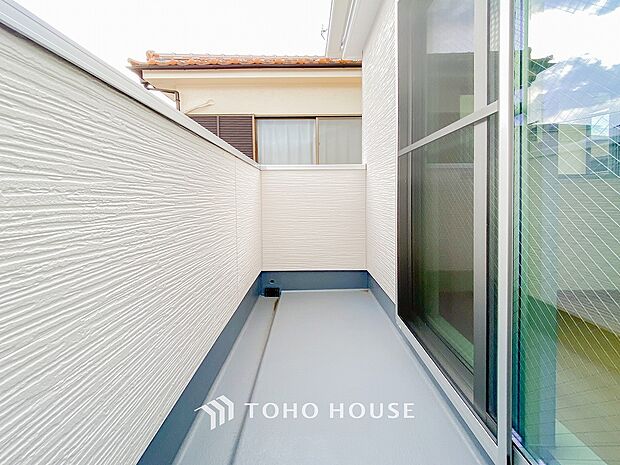 太陽の恵みをたっぷりと受けて、洗濯物も気持ちよく干せそうです。