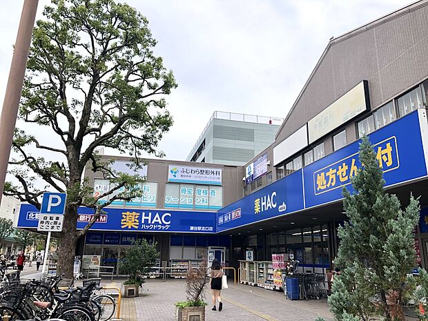 薬だけでなく日用品や化粧品、さらには食品や酒類もお手ごろ価格で販売中。Vポイントカードが利用できます。