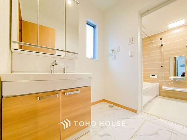 清潔感のあるカラーで統一されたプライベート空間は、身だしなみチェックや肌のお手入れに最適です。