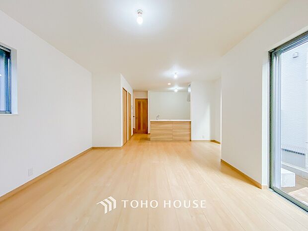 忙しい朝でも、しっかり家族が揃って食事をして頂けるゆとりある大きさのダイニングスペース。