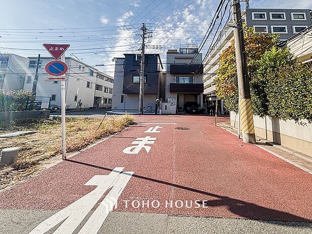 前面道路含む現地写真『快適』は「家」と「街」と「環境」が調和した時に訪れるだと改めて感じさせてくれます。