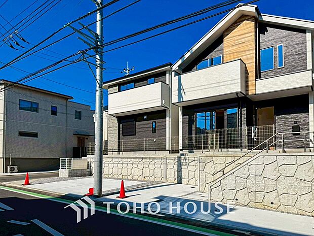 住む人や訪れる人やさしくエスコートする玄関アプローチ。