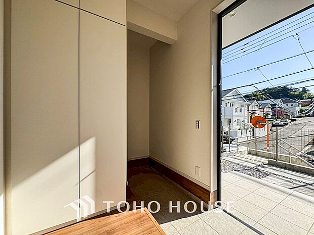 居住者の帰り、訪れる方を優しく迎えてくれる開放感のある玄関。