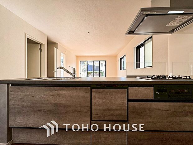 機能的で使い勝手のよさそうなキッチン。明るく清潔感があります。