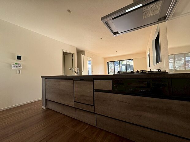 お手入れのしやすいすっきりしたシステムキッチンを採用しました。