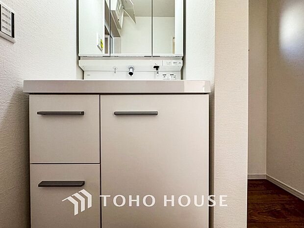 洗面台・洗面所十分な大きさの洗面台は、朝の慌ただしい時間でも余裕とゆとりを感じて頂けます。