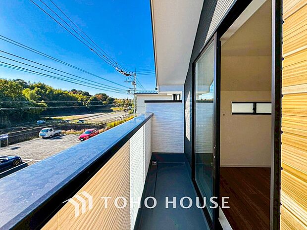 暮らしの中で光と風を演出してくれるバルコニー。