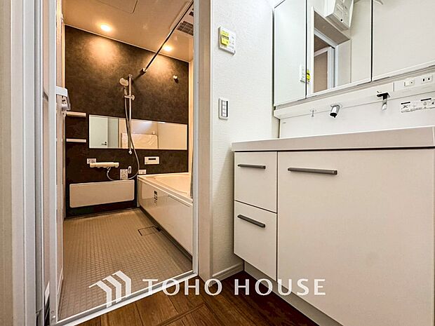 清潔感のあるプライベート空間は、身だしなみチェックや肌のお手入れに最適です。