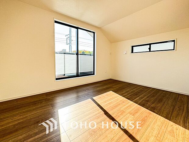 やわらかな陽射しがふりそそぎ、ゆったりした時間が流れる室内。