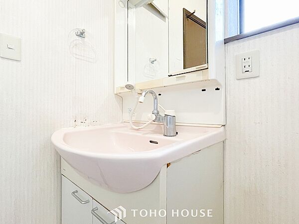 洗面台・洗面所パウダールームはナチュラルな雰囲気で清潔な印象。