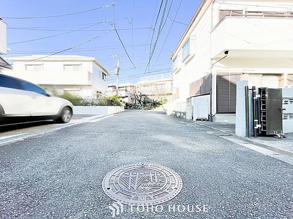 前面道路含む現地写真『快適』は「家」と「街」と「環境」が調和した時に訪れるだと改めて感じさせてくれます。