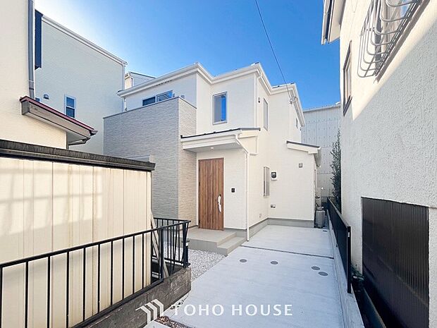 住む人や訪れる人やさしくエスコートする玄関アプローチ。