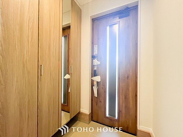 ウッディな自然の香りがしそうな玄関は住む人の優しさを滲ませています。