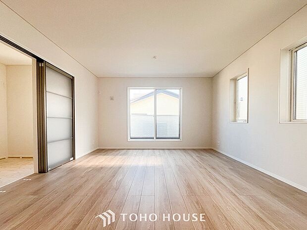 やわらかな陽射しがふりそそぎ、室内に開放感と爽快感をもたらします。