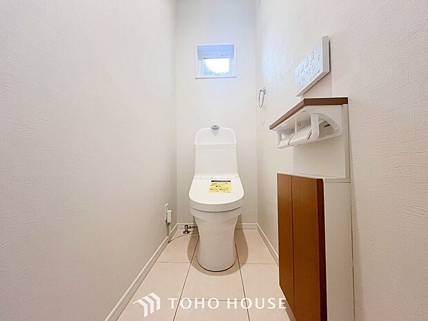 換気と明るさに配慮した清潔感溢れるトイレ。落ち着いた空間で安らぎのひとときをお過ごしいただけます。