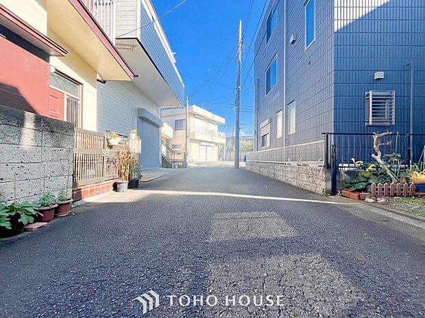 前面道路含む現地写真『快適』は「家」と「街」と「環境」が調和した時に訪れるだと改めて感じさせてくれます。