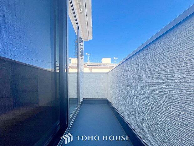 暮らしの中で光と風を演出してくれるバルコニー。