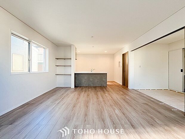 忙しい朝でも、しっかり家族が揃って食事をして頂けるゆとりある大きさのダイニングスペース。