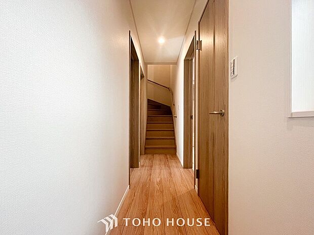 上質感漂う廊下。居住者の帰り、訪れる方を優しく迎え安らぎに満ちた生活空間を予感させます。