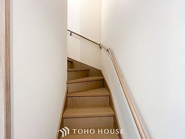 各フロアを結ぶ階段。集いの空間と一人の時間を楽しむプライベートルームをバランスよく繋いでいます。