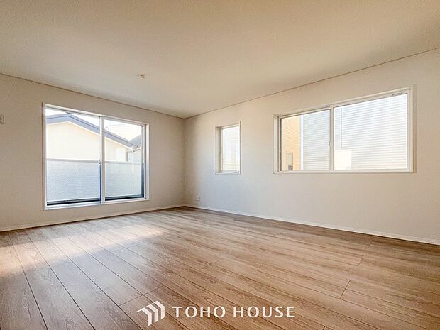 爽やかな色合いのフローリングと清潔感の溢れるクロスが明るい空間を創り出しているリビングダイニング。